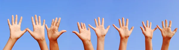 Fila Mãos Com Palmas Abertas Fundo Céu Azul — Fotografia de Stock
