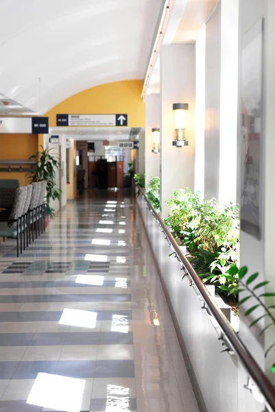 医院的走廊通往接待区 — 图库照片