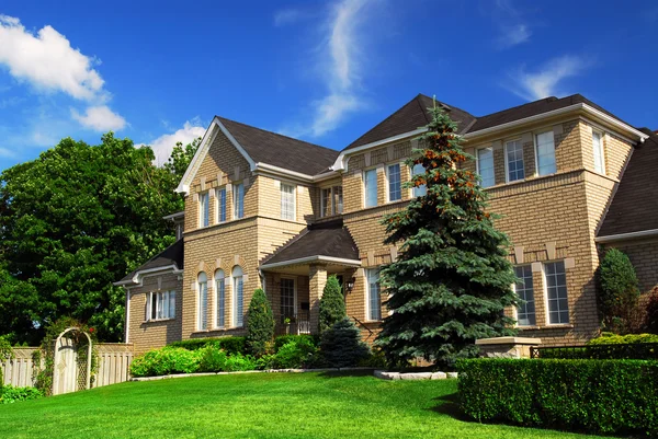 Gran Casa Residencial Lujo Con Césped Verde Brillante Cielo Azul —  Fotos de Stock