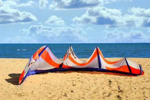 躺在沙滩上风筝冲浪的大风筝 — 图库照片