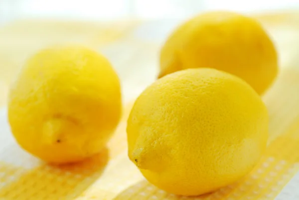 Natureza Morta Com Três Limões Amarelos Inteiros — Fotografia de Stock