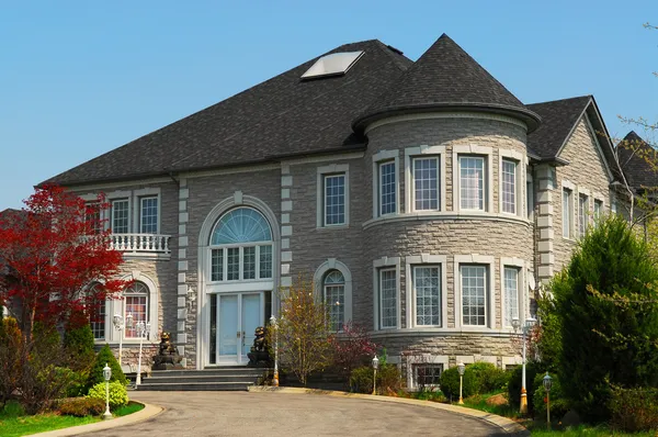 Exterior Una Hermosa Casa Ejecutiva Bajo Cielo Azul —  Fotos de Stock