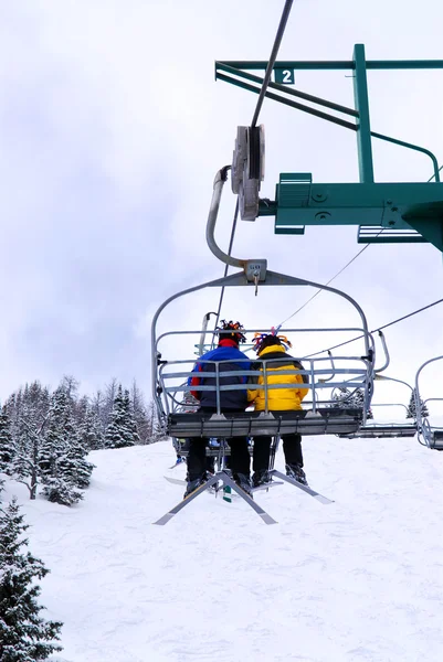 Σκιέρ Φορώντας Αστεία Καπέλα Ένα Chairlift Στα Χιονισμένα Βουνά — Φωτογραφία Αρχείου