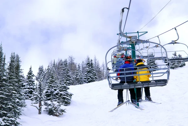 산에서 Chairlift에 모자를 스키어 — 스톡 사진
