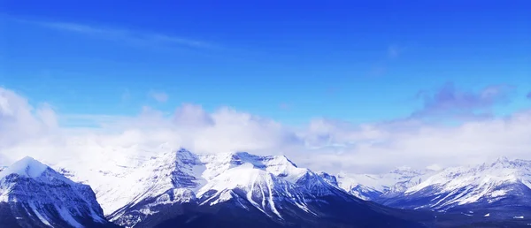 カナダのロッキー山脈 パノラマ景観のレイク ルイーズ スキー場の雪に覆われた山の尾根 — ストック写真