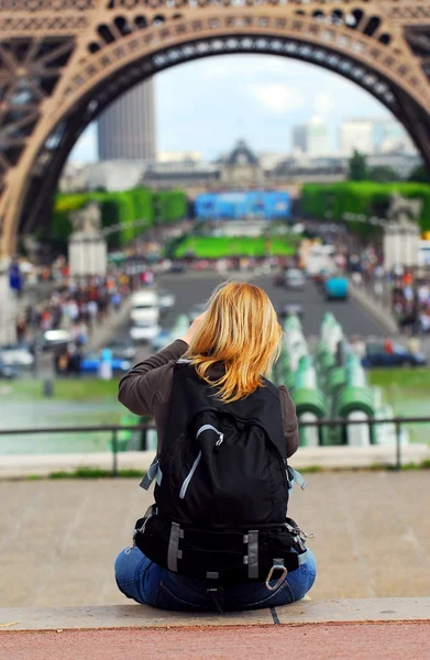 Turista na Eiffelovu věž — Stock fotografie