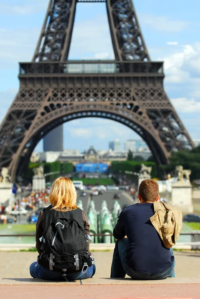 Jovens Turistas Desfrutando Vista Torre Eiffel Paris França — Fotografia de Stock
