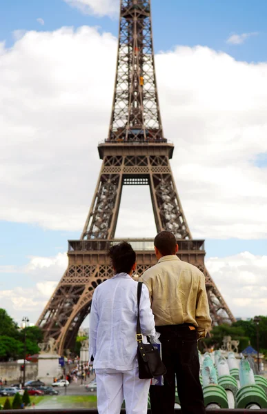 Туристы на Эйфелевой башне — стоковое фото