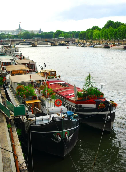 停靠在法国巴黎塞纳河上的船屋的行 — 图库照片