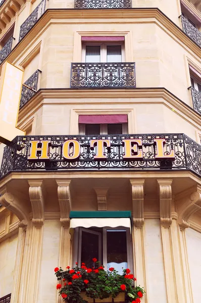 酒店的建设与锻铁阳台在巴黎 — 图库照片