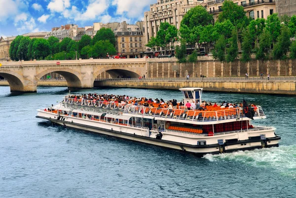Paseo en barco por el Sena — Foto de Stock