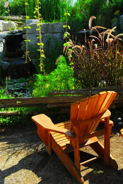 Patio and pond landscaping — Stockfoto