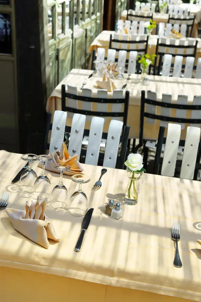いくつかの太陽に照らされたレストラン パティオ セット テーブル — ストック写真