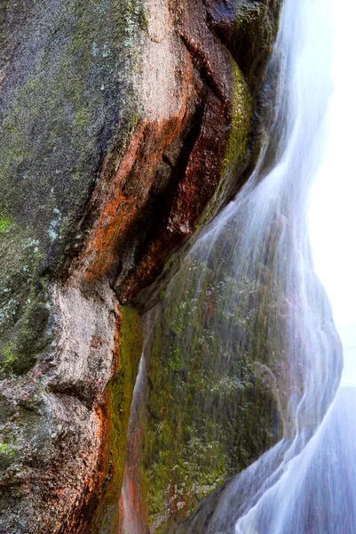 Vatten Som Rinner Ner Över Stora Granit Klippa — Stockfoto