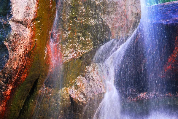 Acqua Che Scorre Giù Sopra Una Grande Roccia Granito — Foto Stock