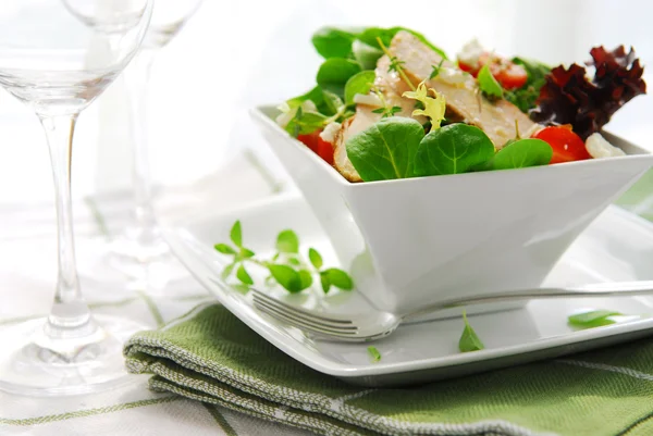 Frischer Grüner Salat Mit Gegrillten Hühnerkräutern Und Tomaten — Stockfoto