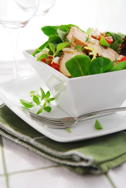 Salada Verde Fresca Com Ervas Tomates Frango Grelhados — Fotografia de Stock