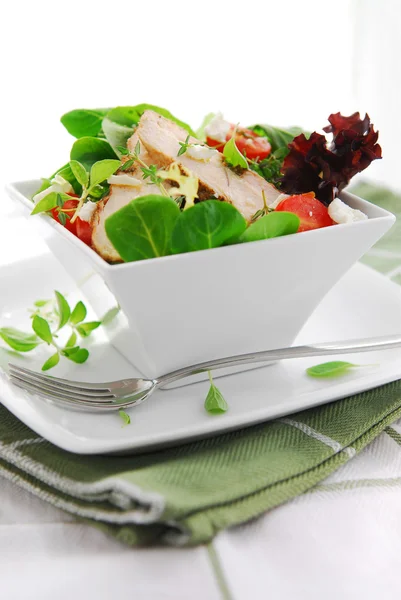 Verse Groene Salade Met Gegrilde Kippenkruiden Tomaten — Stockfoto