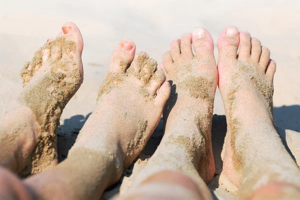 行的孩子们的脚在沙滩上盖着沙子 — 图库照片