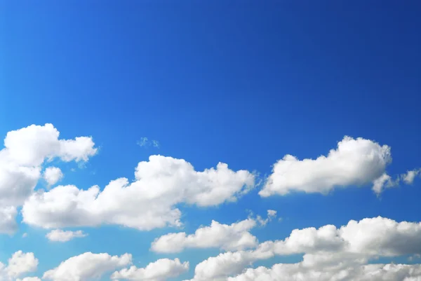 Hintergrund Des Tiefblauen Himmels Mit Weißen Flauschigen Wolken Unten — Stockfoto
