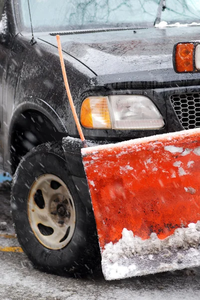 Caminhão Arado Neve Uma Estrada Durante Uma Tempestade Neve — Fotografia de Stock
