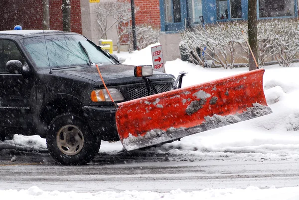雪犁在道路上的车在暴风雪中 — 图库照片