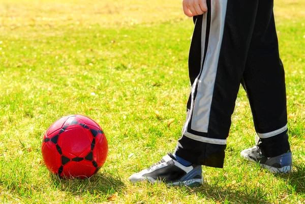 Ung Pojke Leker Med Röd Fotboll Pojke Utanför — Stockfoto