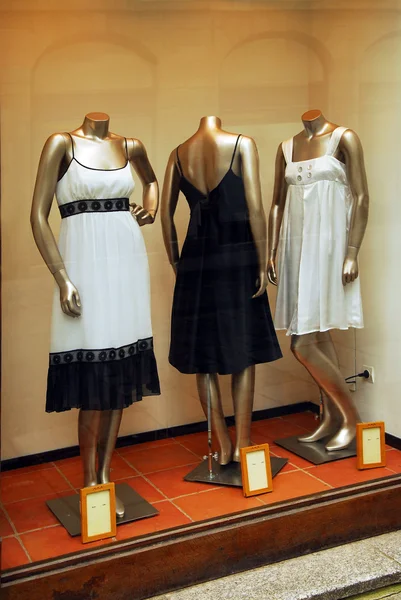 Boutique Παράθυρο Προβολής Μανεκέν Μοντέρνα Φορέματα — Φωτογραφία Αρχείου