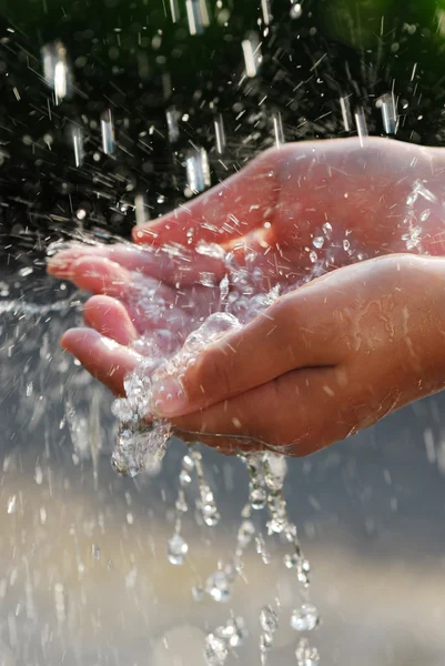 きれいな流れ落ちる水をキャッチする手をクローズ アップ 環境コンセプト — ストック写真