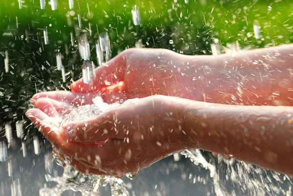 きれいな流れ落ちる水をキャッチする手をクローズ アップ 環境コンセプト — ストック写真