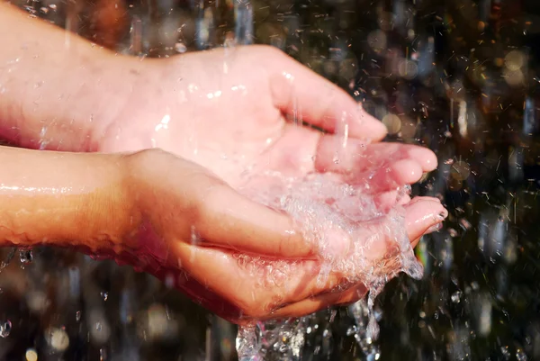 Руки и вода — стоковое фото