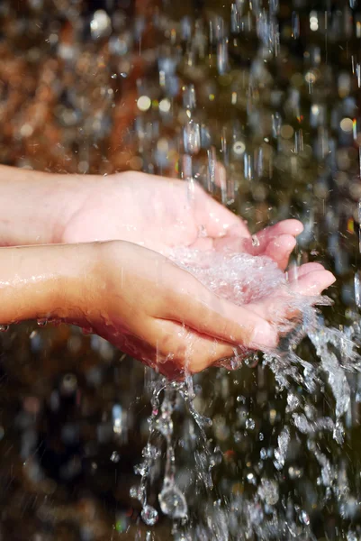 Água nas mãos — Fotografia de Stock