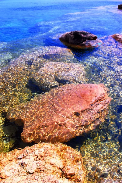 Υπόβαθρο Των Βράχων Υπό Σαφές Καλώντας Νερό — Φωτογραφία Αρχείου
