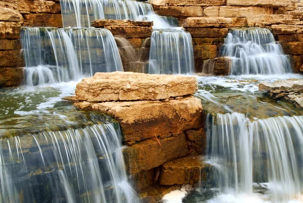 天然岩石上美丽的瀑布瀑布 美化元素 — 图库照片