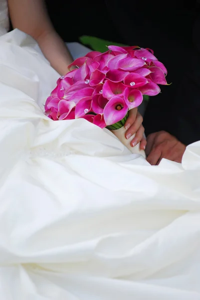 Νύφη Και Γαμπρός Κινηματογράφηση Πρώτο Πλάνο Γαμήλια Ανθοδέσμη — Φωτογραφία Αρχείου