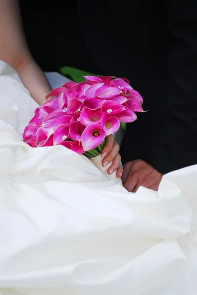 Жених Невеста Крупный План Свадебного Букета — стоковое фото