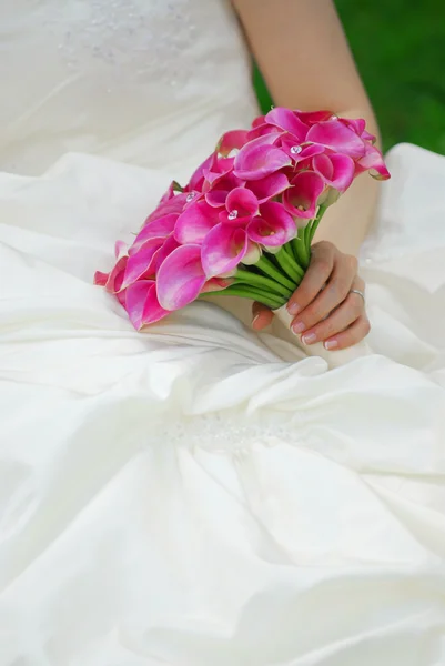 Bruid Een Trouwjurk Houden Een Boeket Van Roze Bloemen — Stockfoto