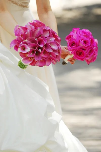 Νύφη Και Παράνυμφων Κρατώντας Μπουκέτα Ροζ Λουλούδια — Φωτογραφία Αρχείου