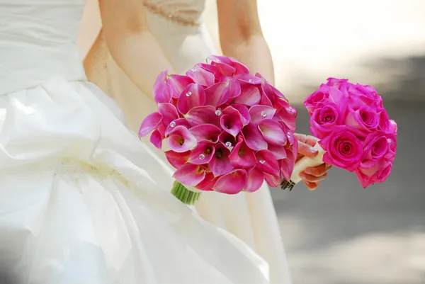 Bruid en bruidsmeisje — Stockfoto