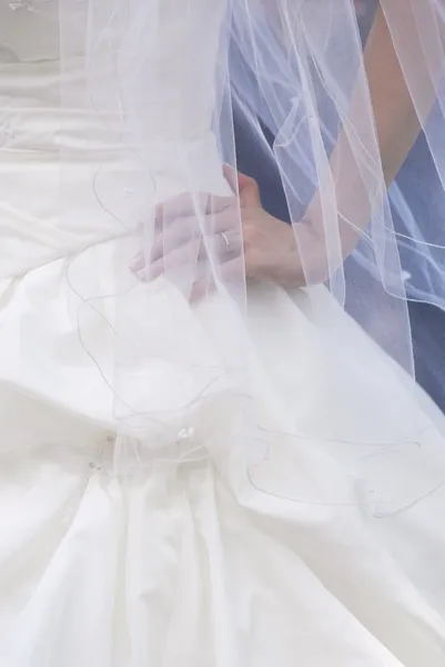 花嫁は白いウェディング ドレスとベールを身に着けて — ストック写真