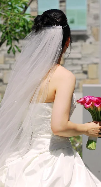 Молодая Невеста Вуали Свадебном Платье Букетом — стоковое фото