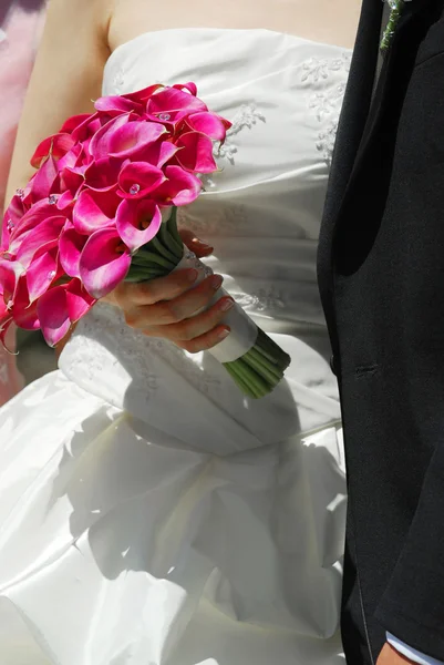 Sposa Sposo Primo Piano Sul Bouquet Sposa — Foto Stock