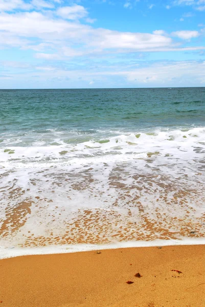 Κύμα Στον Ωκεανό Προχωρώντας Μια Κίτρινες Αμμώδη Παραλία — Φωτογραφία Αρχείου