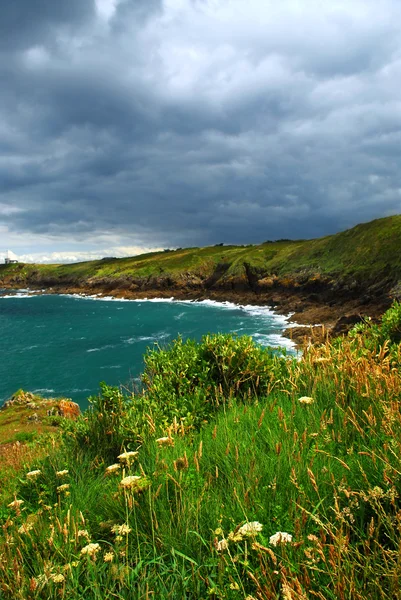 Landschap Van Rotsachtige Atlantische Kust Bretagne Frankrijk Met Stormy Sky — Stockfoto