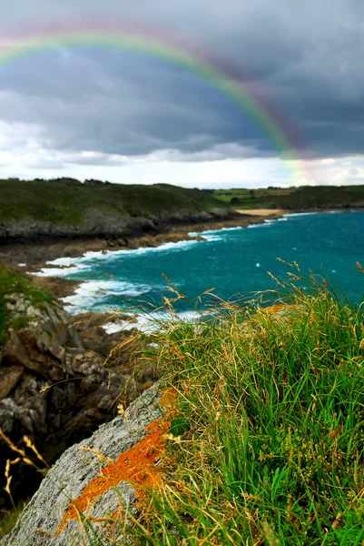 Táj Sziklás Atlanti Óceán Partja Franciaország Bretagne Viharos Égen Szivárvány — Stock Fotó