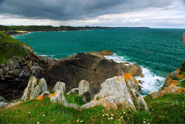 Smaragdgroene Wateren Van Atlantische Oceaan Rotsachtige Kust Van Bretagne Frankrijk — Stockfoto