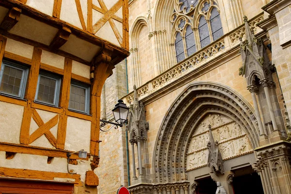 Μεσαιωνικη Κατοικια Και Ένα Καθεδρικό Ναό Vannes Γαλλία — Φωτογραφία Αρχείου