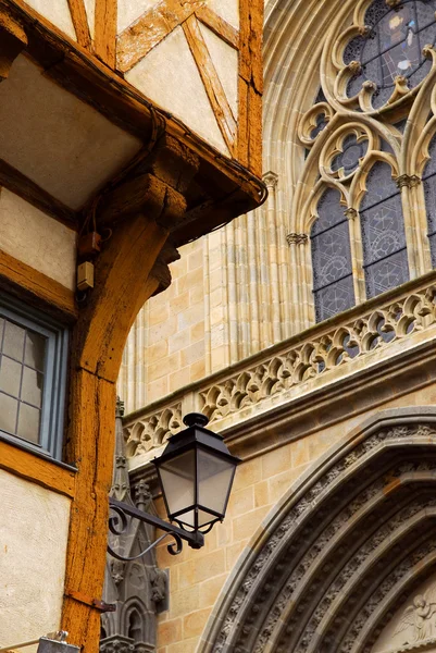 中世の家とフランス ヴァンヌ大聖堂 — ストック写真