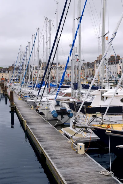 帆船停泊在港口中瓦讷 布列塔尼 — 图库照片