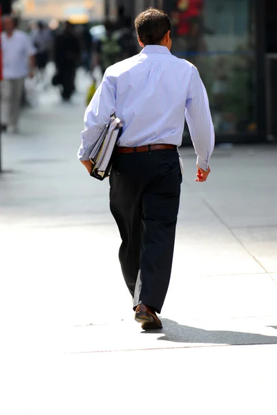 Empresário caminhando — Fotografia de Stock